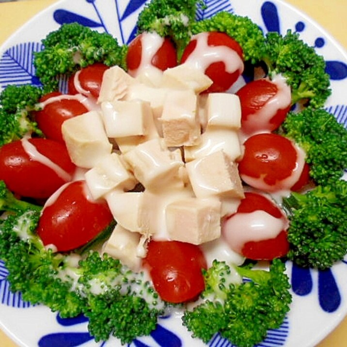 サラダチキンとブロコ・トマトのコールスローサラダ